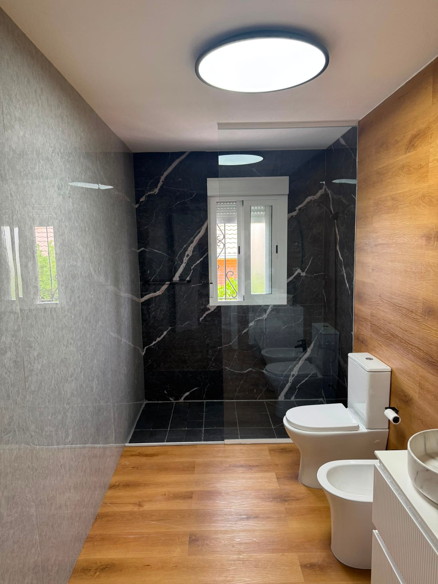 Baño reformado con mármol negro