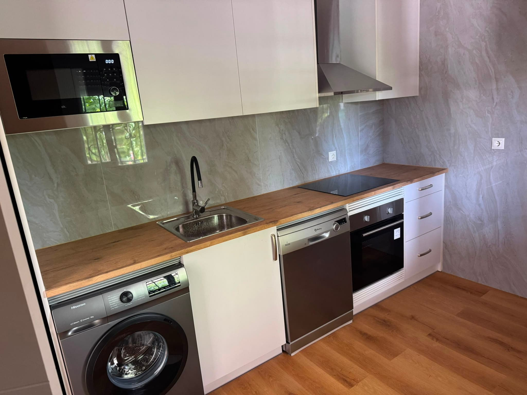 Cocina renovada con panel efecto mármol